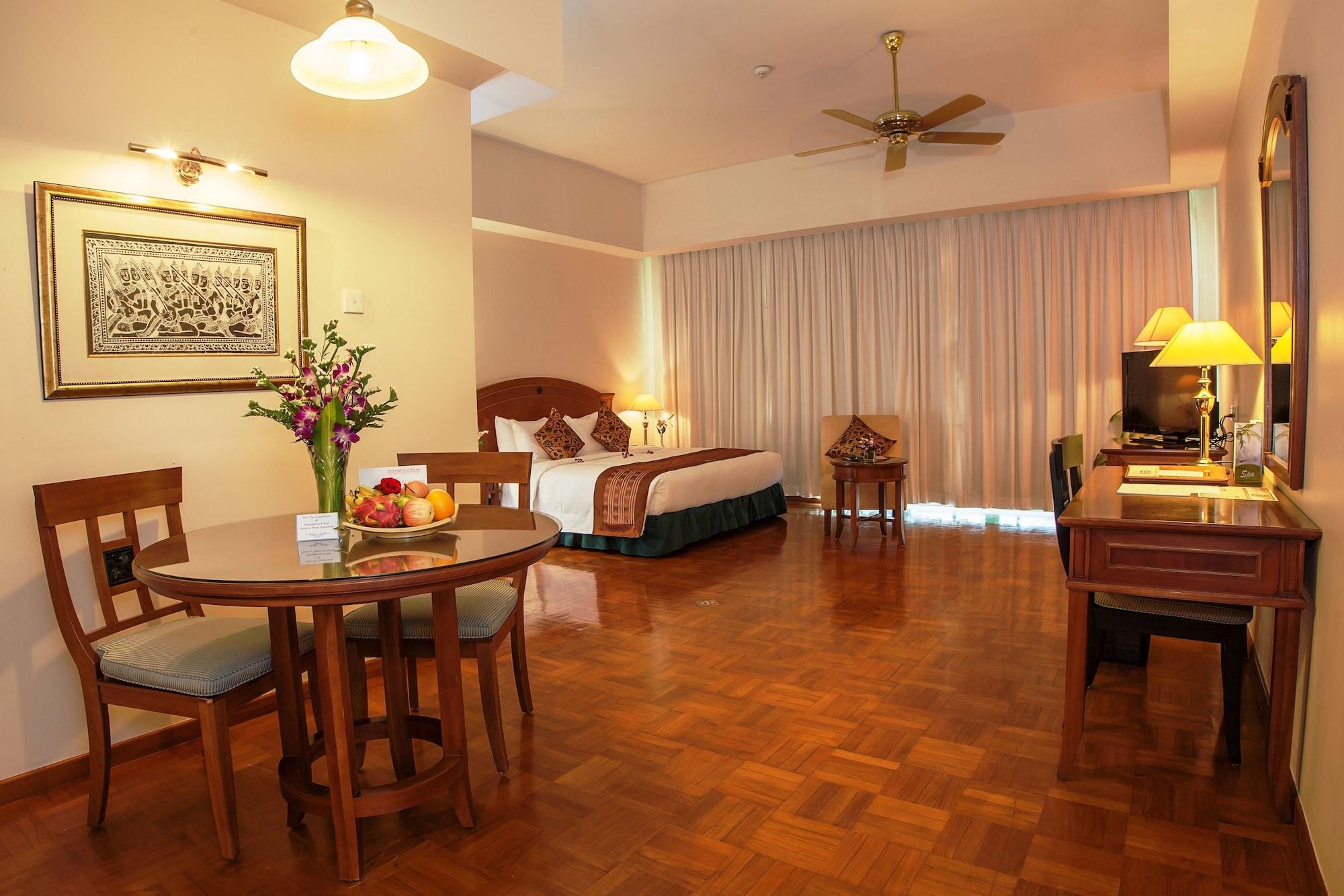 Himawari Hotel Apartments Phnom Penh Esterno foto