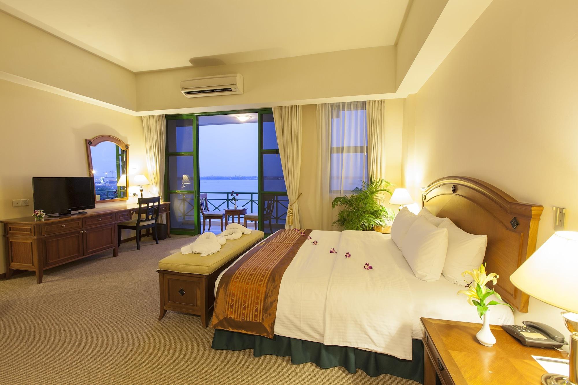 Himawari Hotel Apartments Phnom Penh Esterno foto