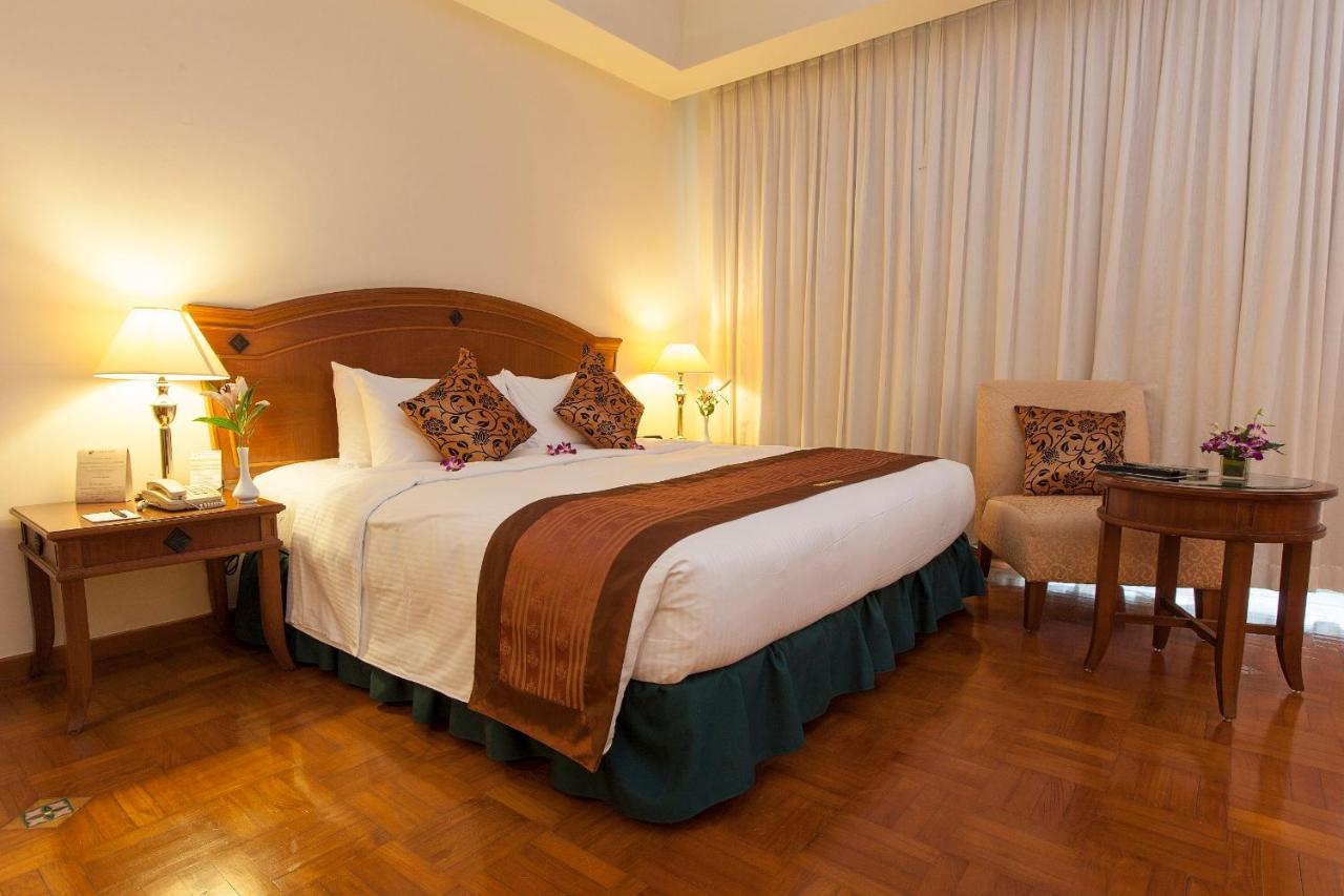 Himawari Hotel Apartments Phnom Penh Esterno foto