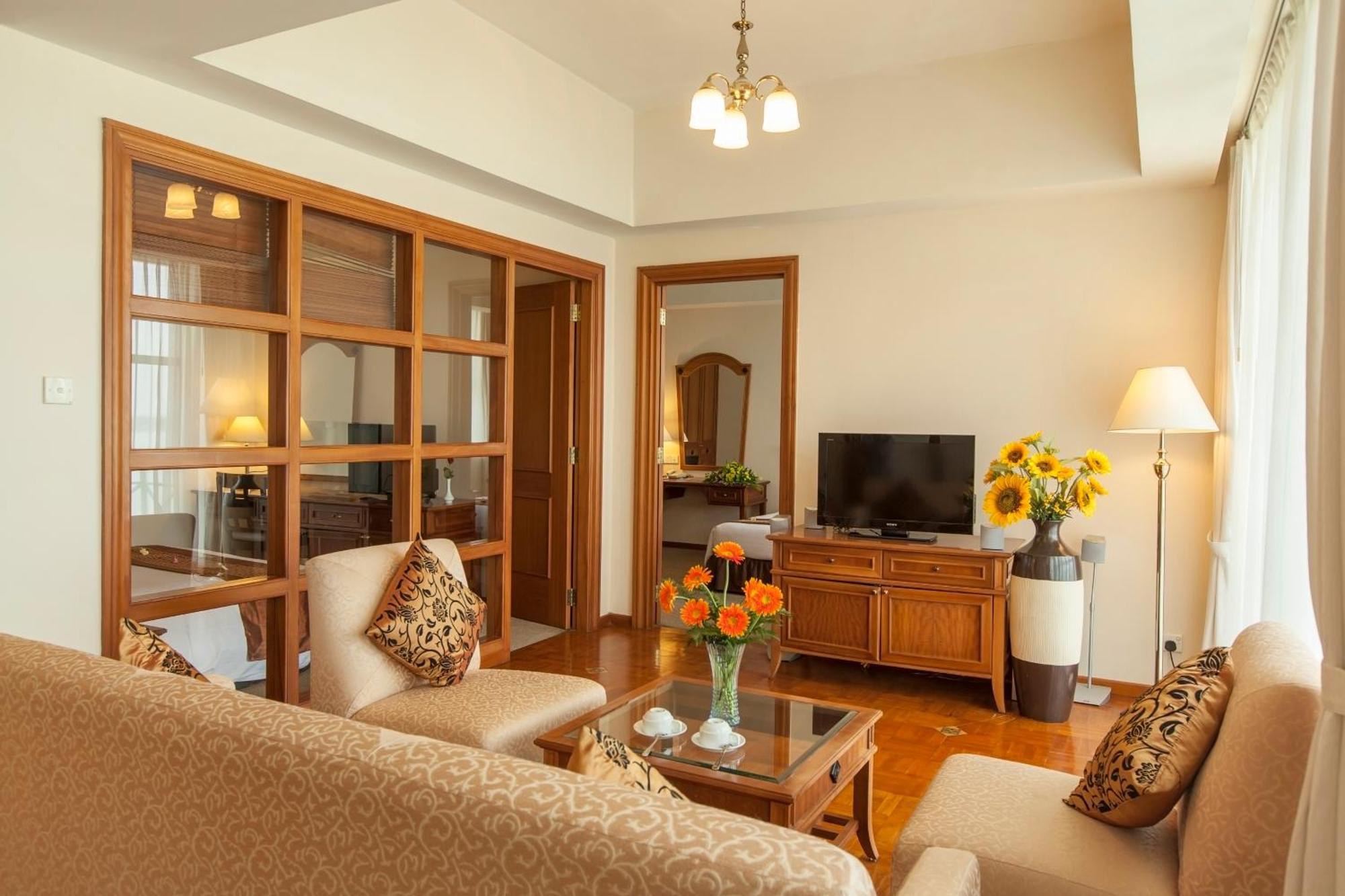 Himawari Hotel Apartments Phnom Penh Esterno foto